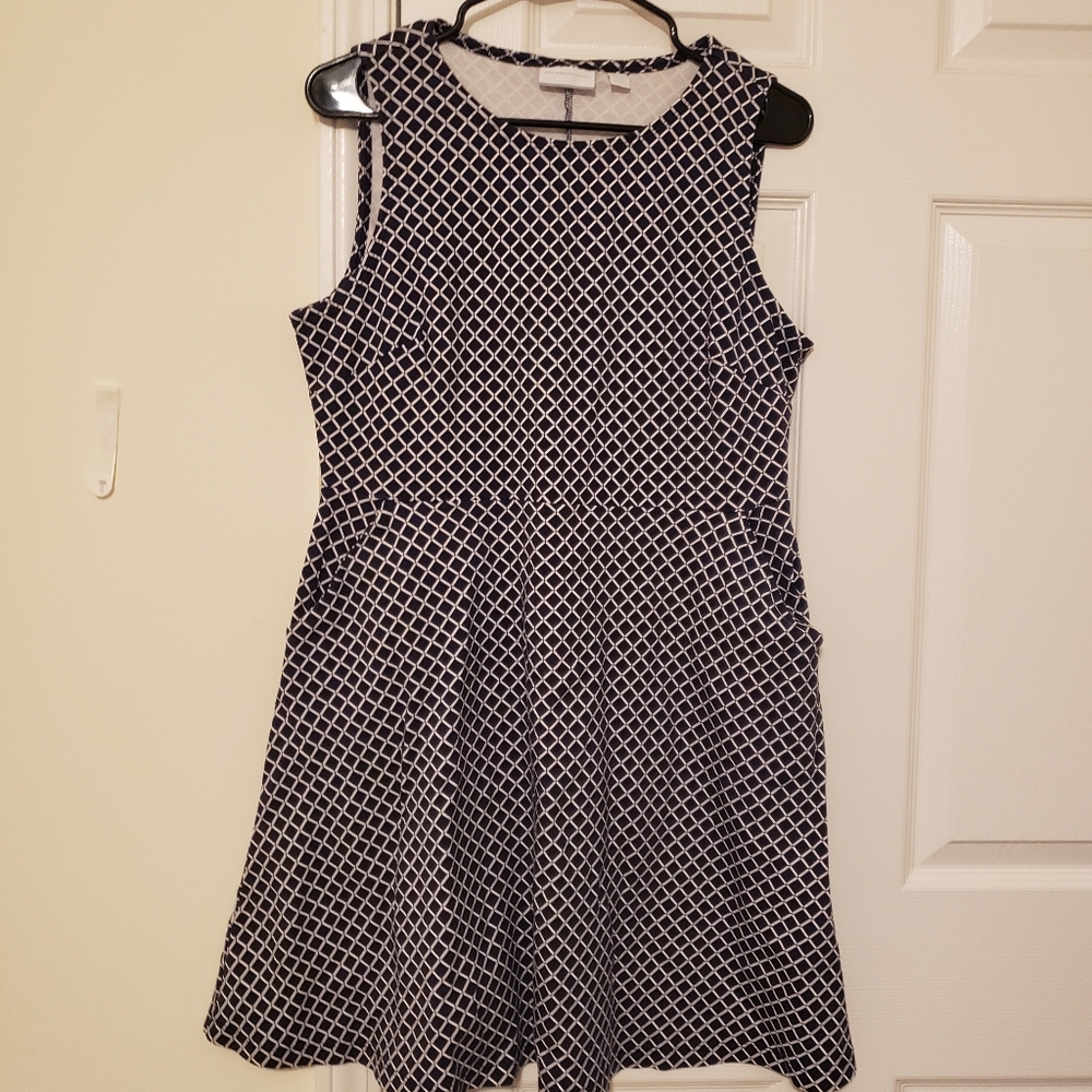 Sleeveless diamond print dress with pockets